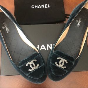 The perfect fall shoe doesn’t exi——- 🍂 CHANEL quilted ballet flat 😍